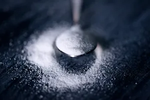 A spoon of white sugar